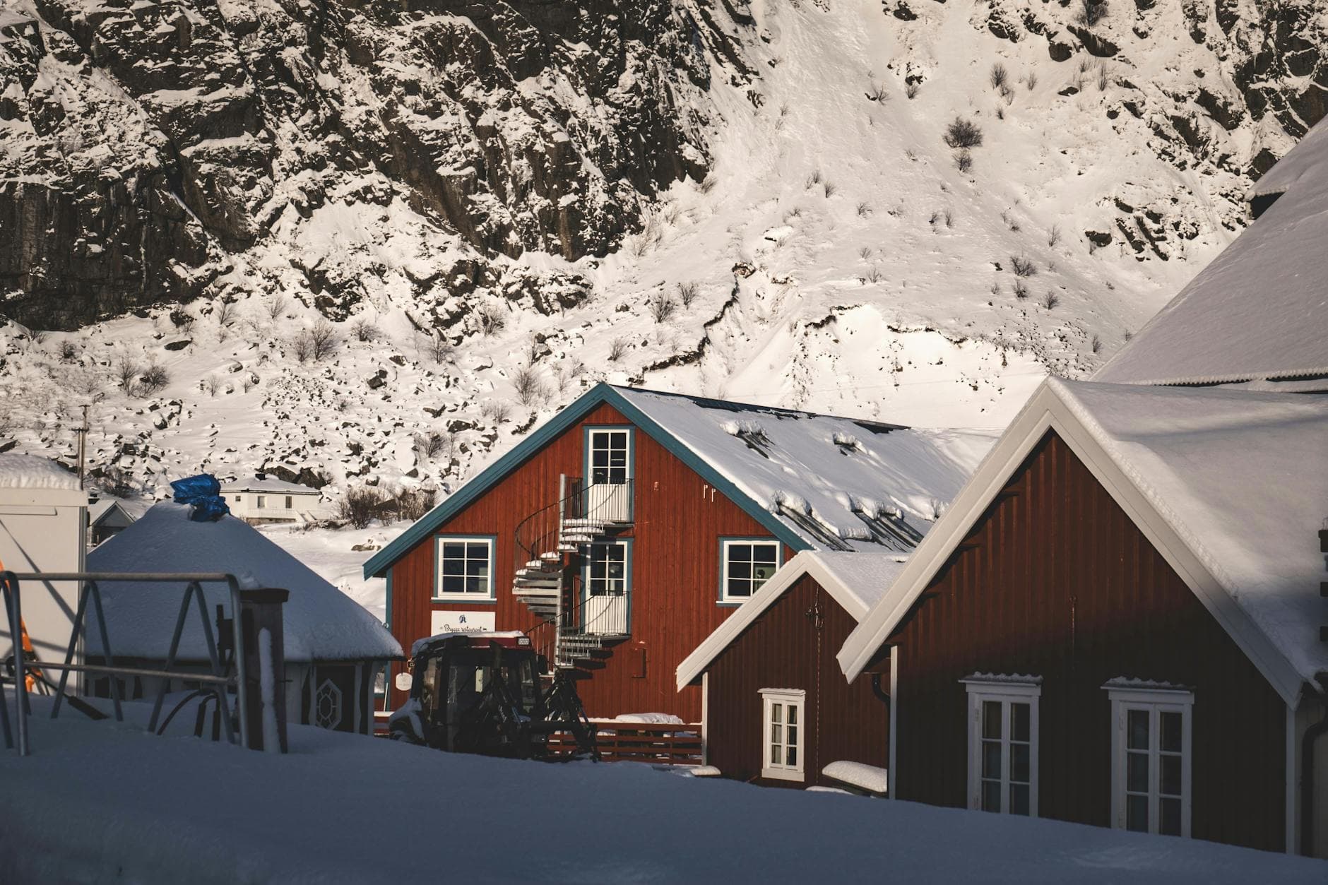 Casas con ventanas en un pueblo nevado de montaña, clima frío de interior
