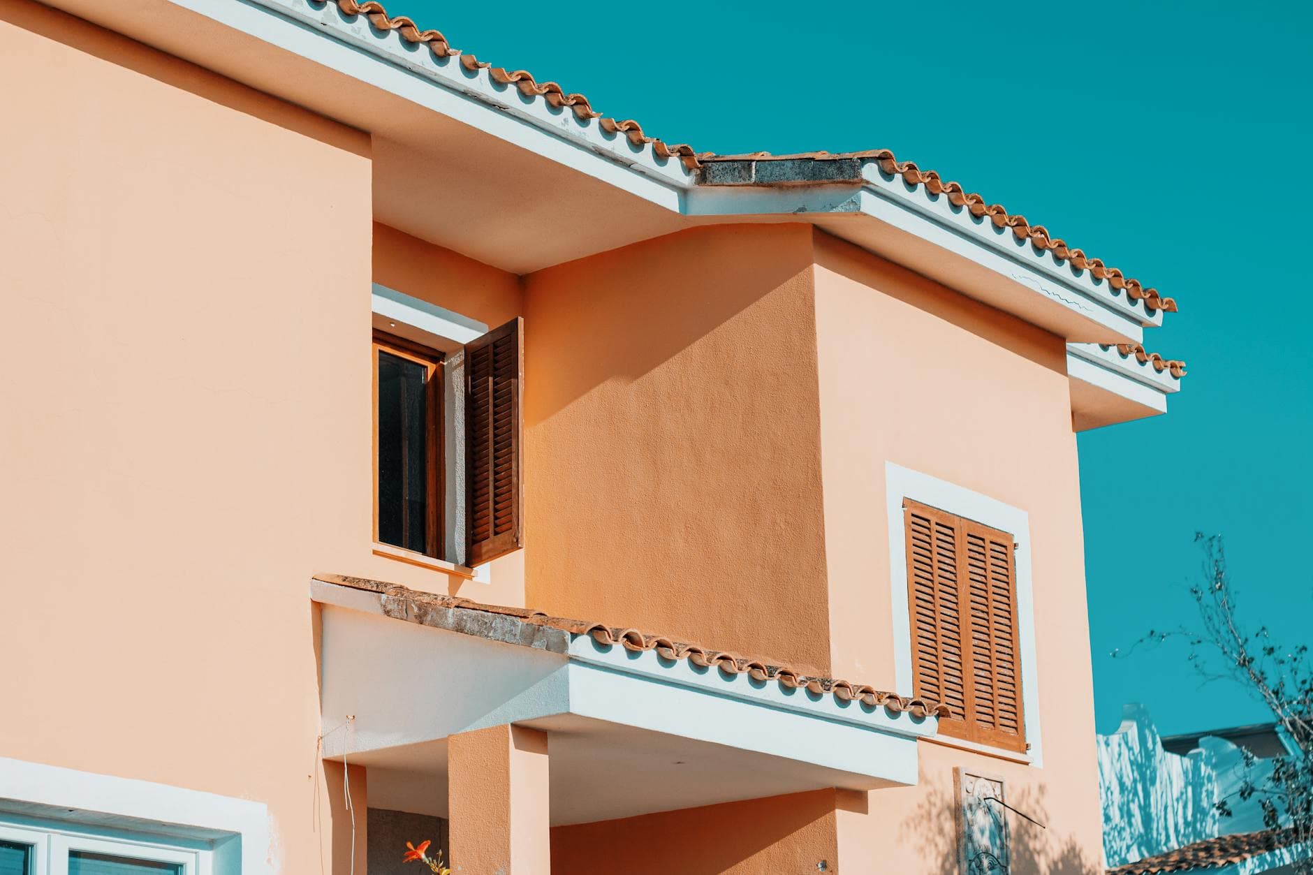 Fachada mediterránea soleada con ventanas, típica del litoral español