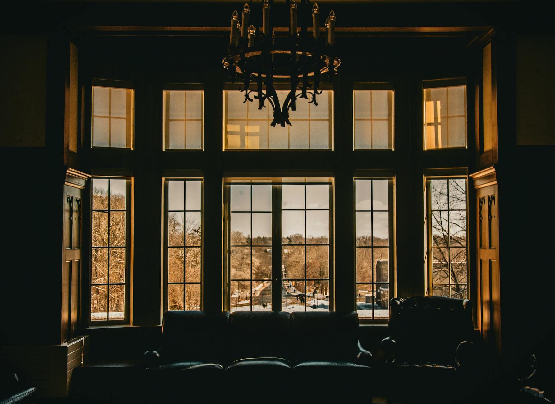 Interior cálido de una vivienda con ventana de altas prestaciones y vistas al exterior