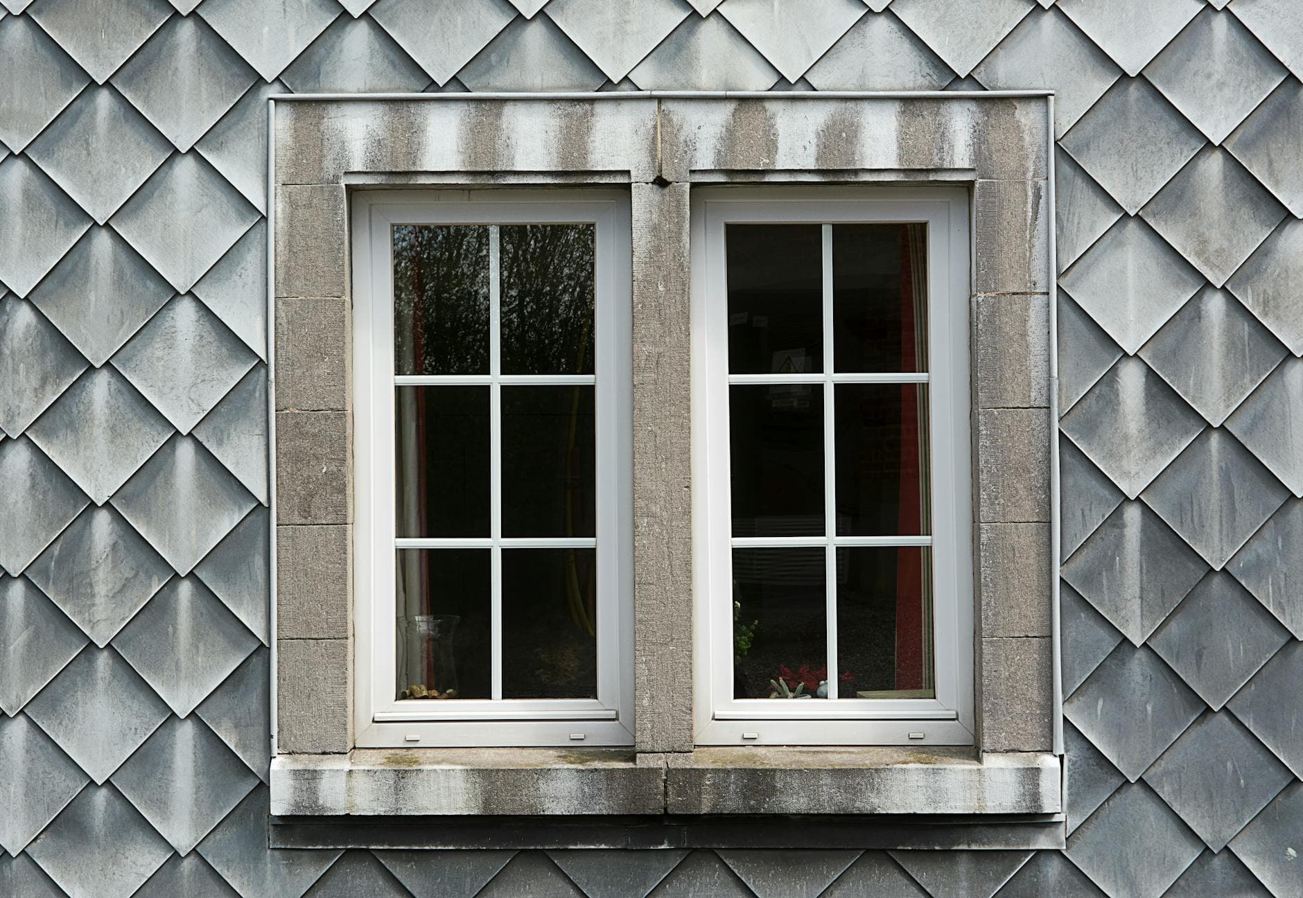 Detalle de ventanas modernas de doble acristalamiento en la fachada de una vivienda